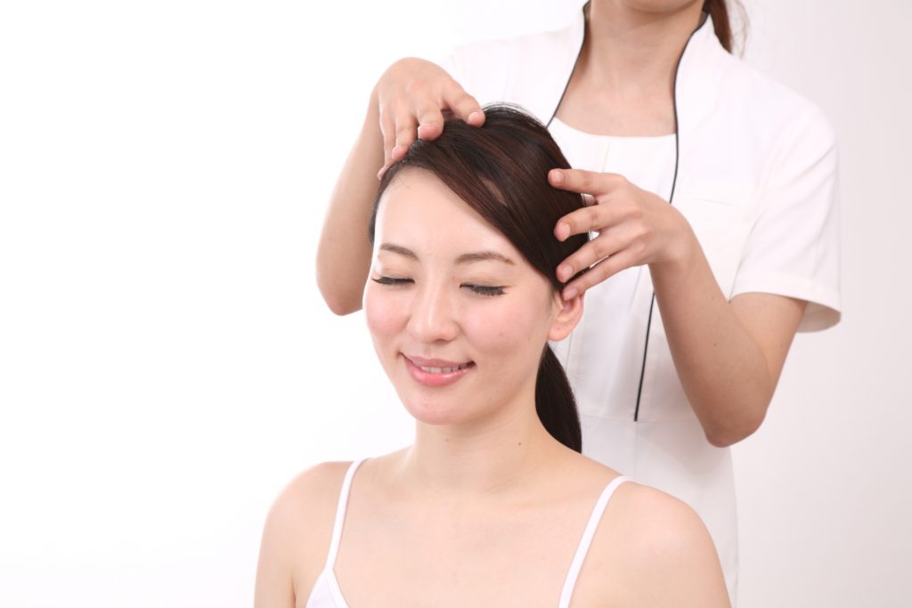 頭皮のマッサージを受ける女性