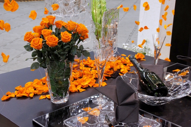 ガラスの器とブラックのテーブルナプキン、オレンジ色のバラを使ったテーブルコーディネート