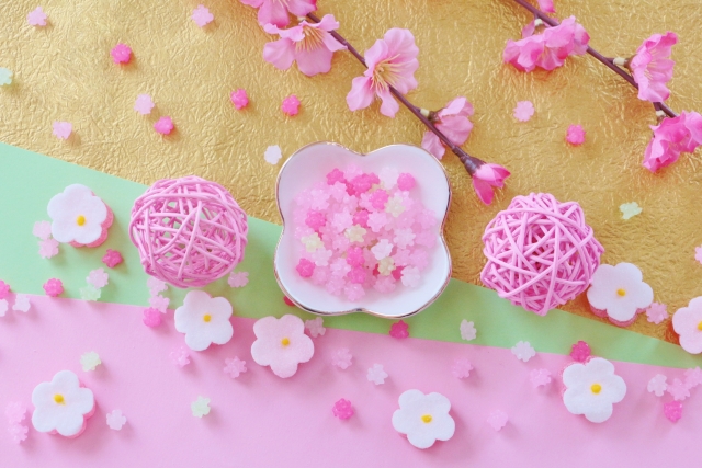 桃の花やひなあられが置かれたテーブル
